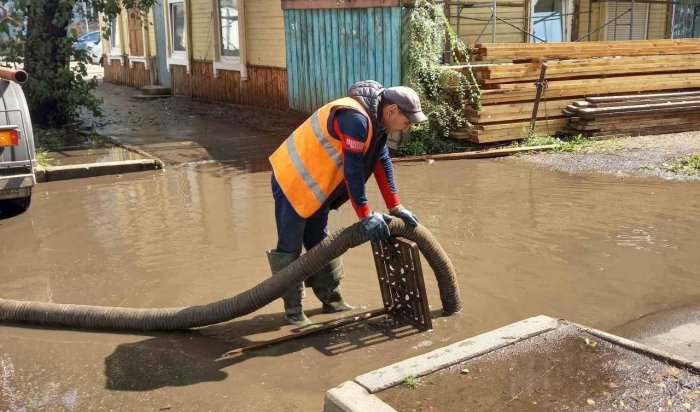 В Иркутске проводят очистку ливневой канализации