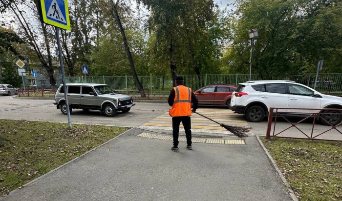 Во всех районах Иркутска очищают дороги от опавшей листвы и мусора