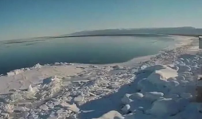 На Байкале автоледи выехала на лед и врезалась в скалу