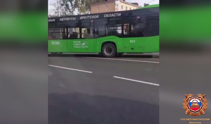 В Иркутске водителя автобуса оштрафовали за пересечение двойной сплошной (Видео)