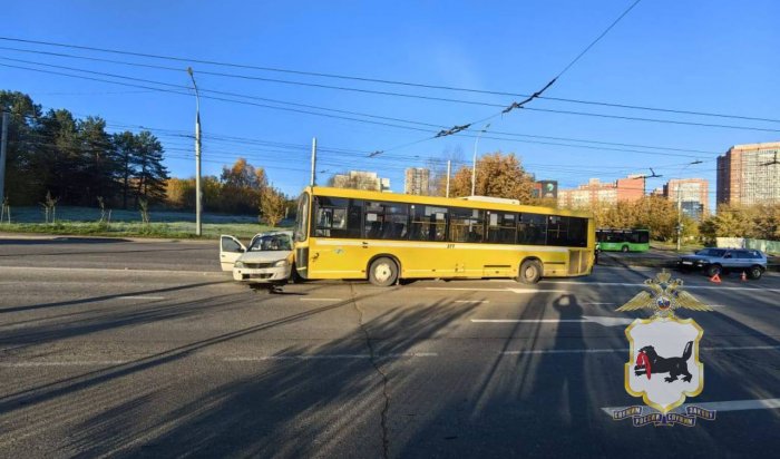 Нетрезвый водитель легковушки врезался в автобус в Иркутске