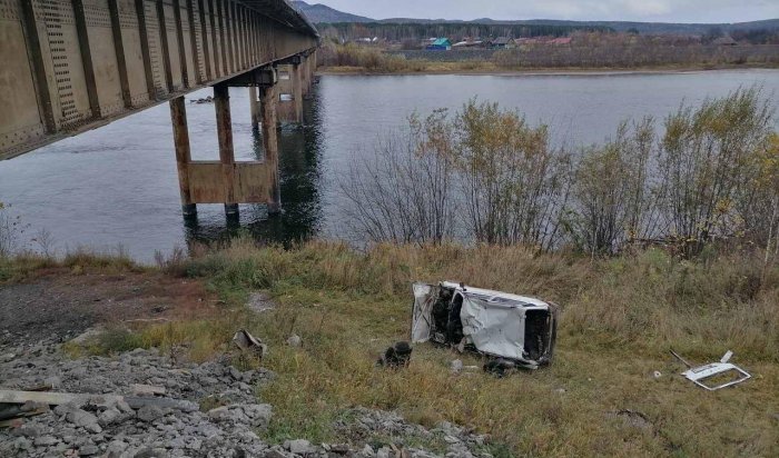 Пьяный водитель съехал с моста в Тайшетском районе