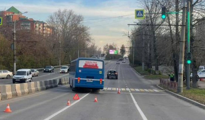 Один человек пострадал из-за столкновения автобуса и легковушки в Иркутске