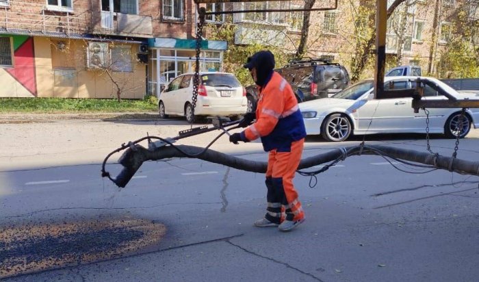 В Иркутске продолжается ямочный ремонт дорог