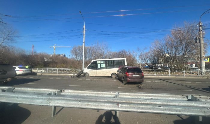 Маршрутка и автомобиль столкнулись в Иркутске