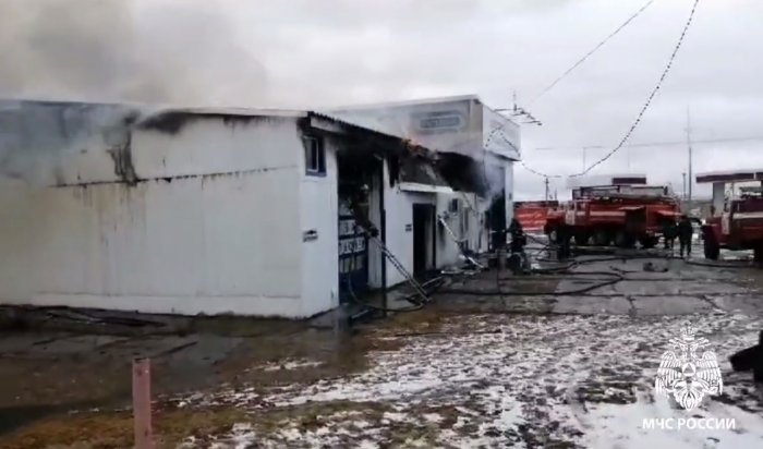 Автосервис сгорел на Качугском тракте в Приангарье (Видео)