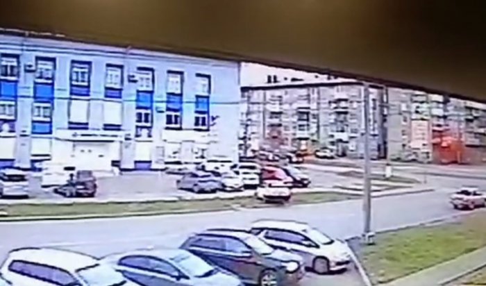 Ангарчанка устроила ДТП и повредила два автомобиля (Видео)