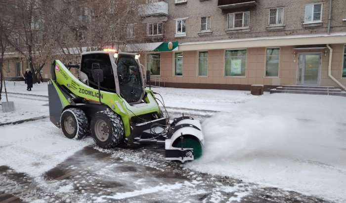 В Иркутске ведется уборка снега после ночных осадков