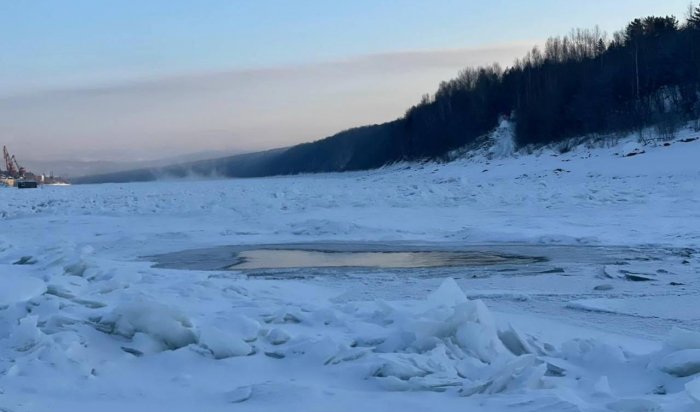 Женщина утонула из-за провала автомобиля под лед в Бодайбо