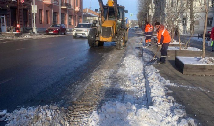 Почти 300 тонн снега собрали за выходные с улиц Иркутска