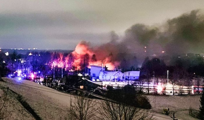 В Вильнюсе самолет упал на жилой дом