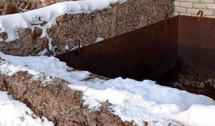 Слесарь получил тяжелые травмы на производстве в Нижнеилимского районе