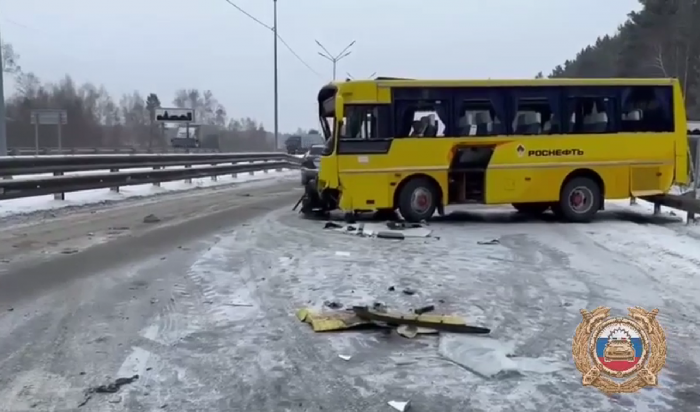 В Ангарском городском округе автобус столкнулся с большегрузом