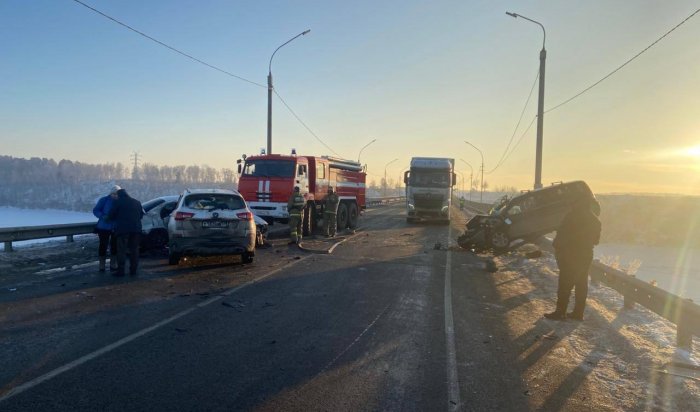 ДТП с участием трех автомобилей произошло на мосту в Усольском районе