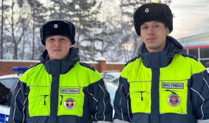 В Иркутске сотрудники Госавтоинспекции помогли доставить больного пенсионера в больницу (Видео)