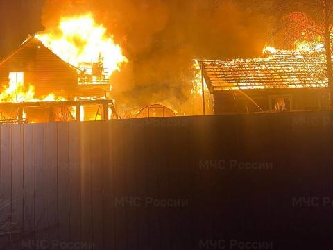 Два дома и хозпостройка горели в Шелеховском районе