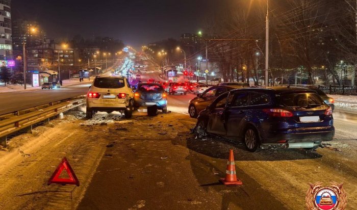 Пять машин столкнулись на улице Байкальской в Иркутске