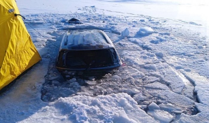 Автомобиль ушел под лед в дельте Селенги