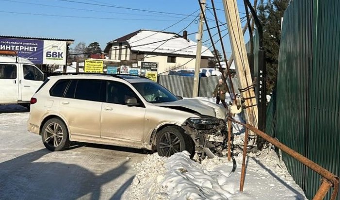 Водитель BMW врезался в опору освещения, оставив все СНТ Жаворонки без электричества