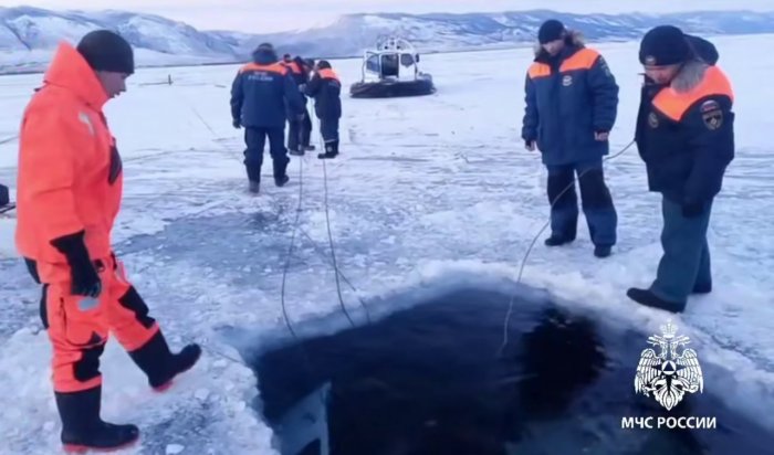 Двое рыбаков утонули вместе с автомобилем на Байкале (Видео)