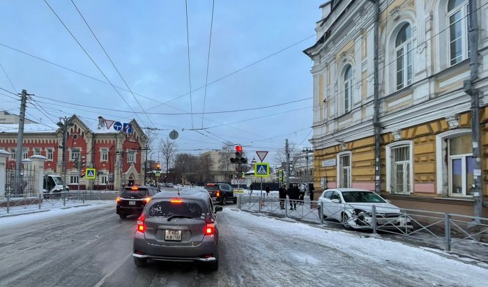 Девушка сбила двух пешеходов в центре Иркутска (Видео)