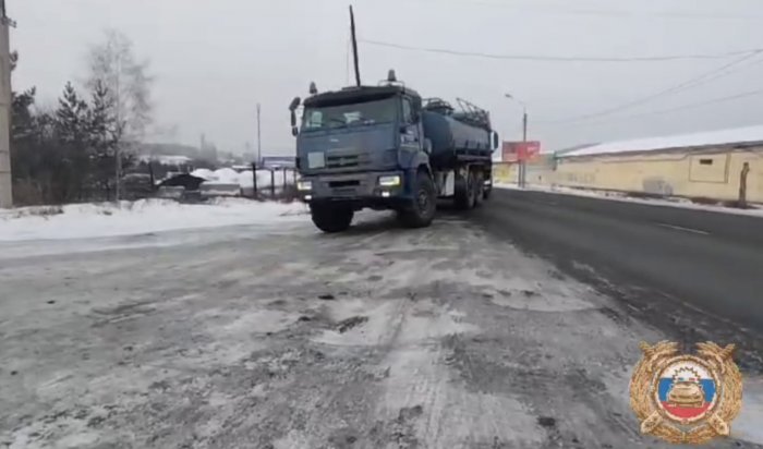 В Тулуне сотрудники ДПС помогли дальнобойщику, у которого сломалась фура на трассе (Видео)