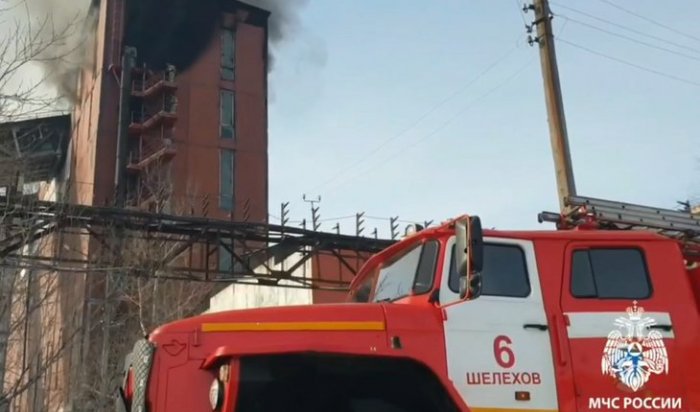 В Шелехове горел уголь на заводе (Видео)