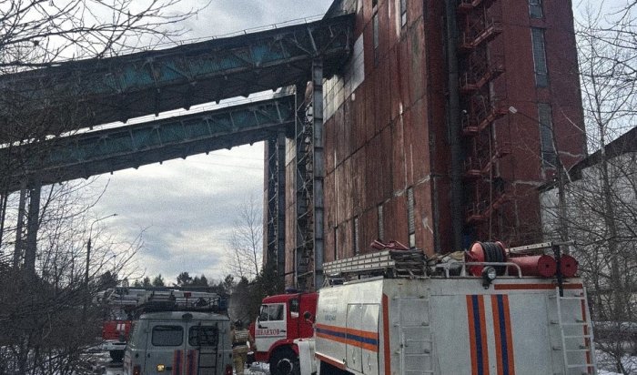 В Шелехове второй день тушат пожар на заводе