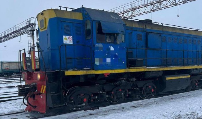 Иномарка столкнулась с неисправным тепловозом в Ангарске