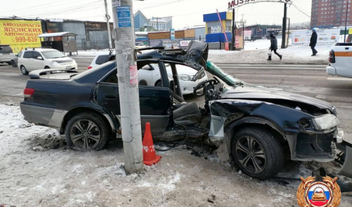 В Иркутске водитель Toyota Mark II врезался в столб