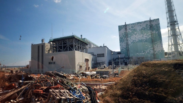 Двое рабочих выбросили более 500 килограммов радиоактивного мусора рядом с жилым домом Фукусимы
