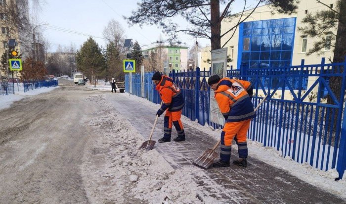 В Иркутске начали счищать наледь с улиц