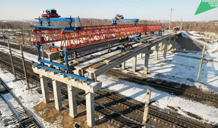 На Батарейной в Иркутске завершают установку балок между третьей и четвертой опорой