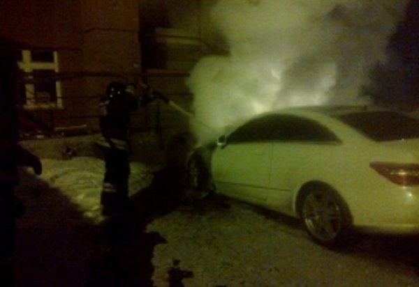 В Иркутске сгорел автомобиль  Mercedes Benz