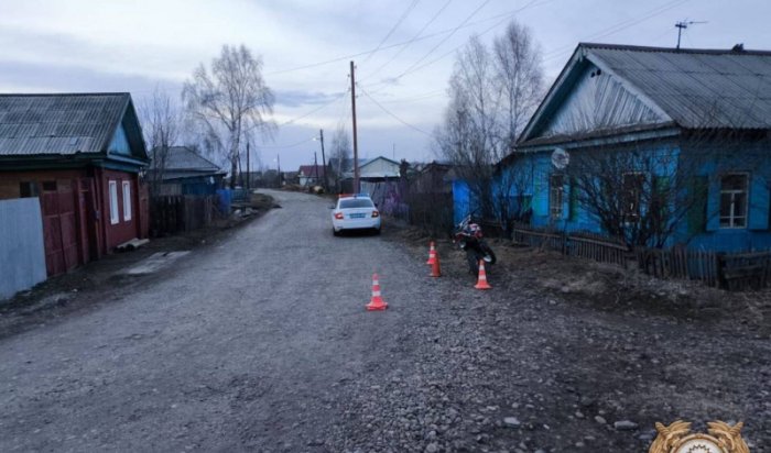Мотоциклист сбил стоявшую на обочине школьницу в Зиме