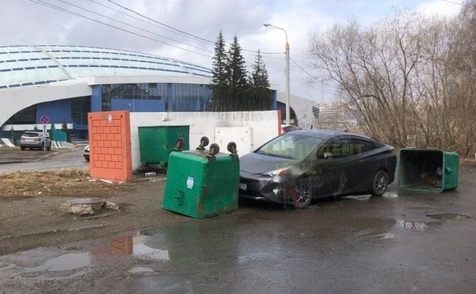 В Иркутске машину забаррикадировали мусорными контейнерами