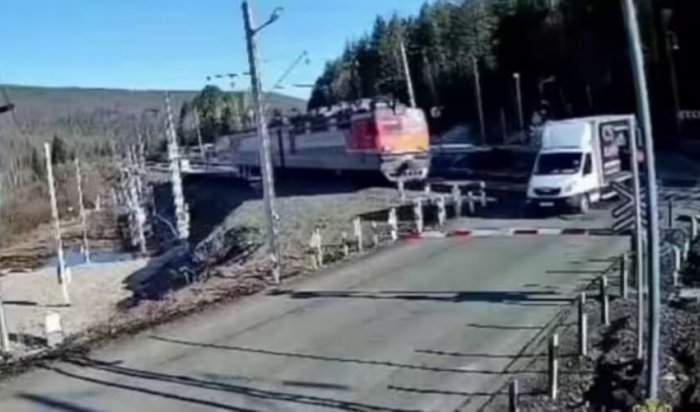 В Усть-Кутском районе водитель грузовика едва избежал столкновения с поездом на железнодорожном переезде (Видео)