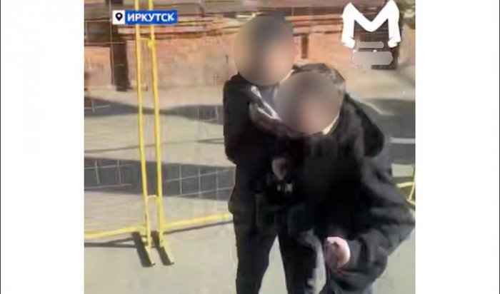 В  Иркутске двое несовершеннолетних нанесли повреждения сиденьям в автобусе с помощью ножа и напали на водителя