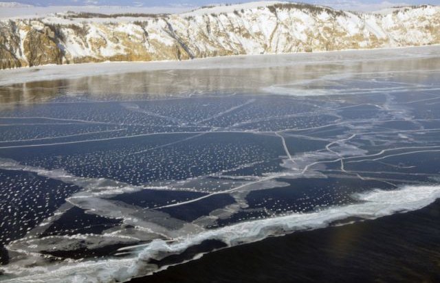 В Иркутской области разыскивают рыбаков, пропавших на льду Байкала