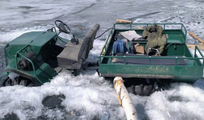 Рыбаки на болотоходе провалились под лёд на Усть-Илимском водохранилище