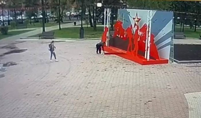 Иркутянина, сломавшего элемент объемной фотозоны в сквере имени Кирова, призывают обратиться в МАУ «Праздник»
