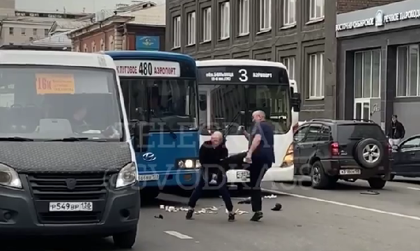 В Иркутске водители автобусов подрались на проезжей части (Видео)