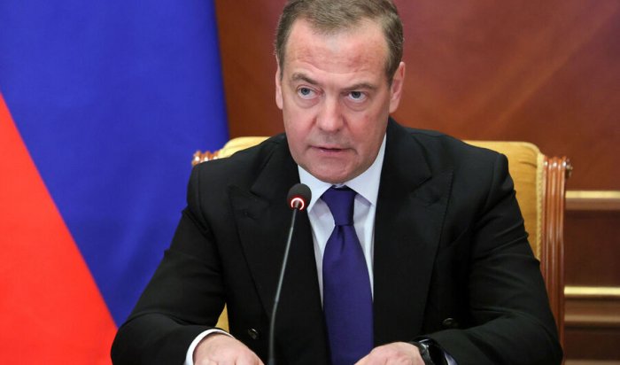 Медведев пошутил про «салфетку Макрона в поезде»