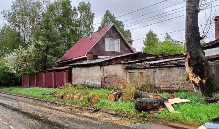 В Иркутске устраняют последствия ночного ветра