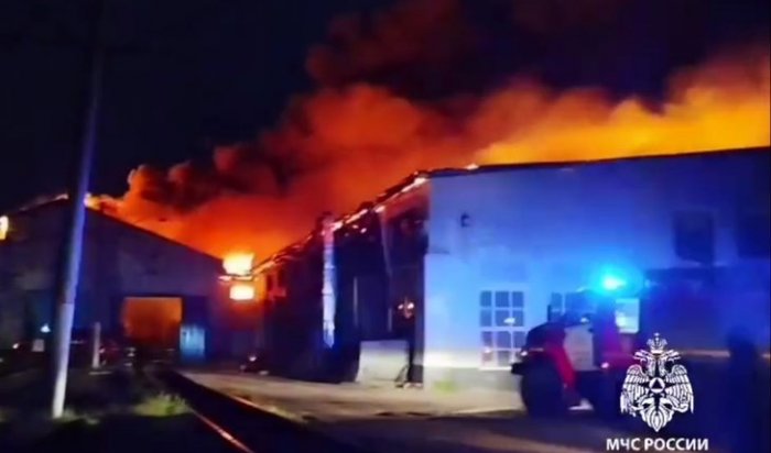 В Тайшете тушат крупный пожар в локомотивном депо (Видео)