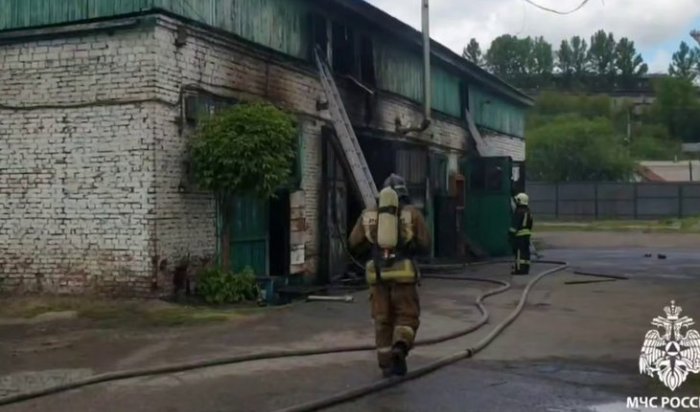 В Иркутске произошел крупный пожар на складе (Видео)