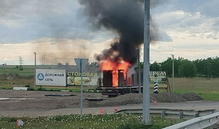 В Усольском районе закрыли движение по трассе «Сибирь» у поселка Средний