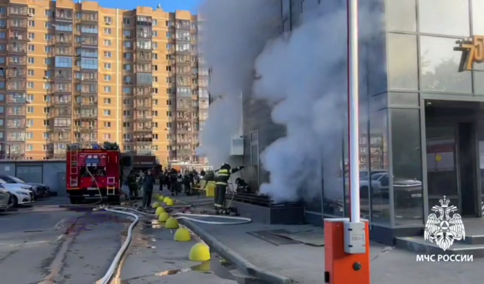 В Иркутске загорелся цоколь жилого дома на улице 25-го Октября (Видео)