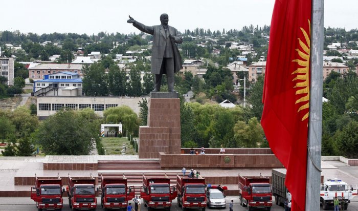 В Киргизии демонтировали 25-метрового Ленина
