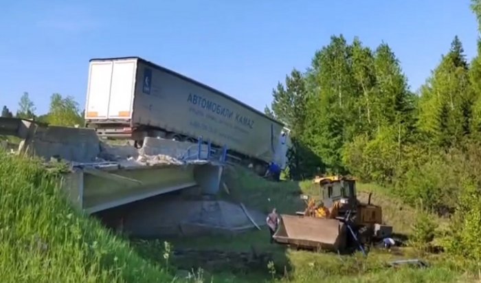 В Братске погиб водитель трактора, упавшего с моста после столкновения с фурой